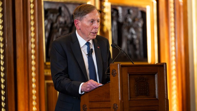 «Il Regno Unito può guidare la Nato nella guerra del futuro»: la visione di David Petraeus